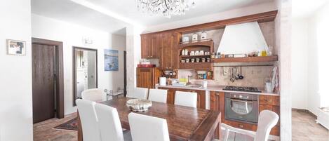 KĂŒhlschrank, Ofen, GeschirrspĂŒler, Wasserkocher mit Kaffee-/Teezubehör