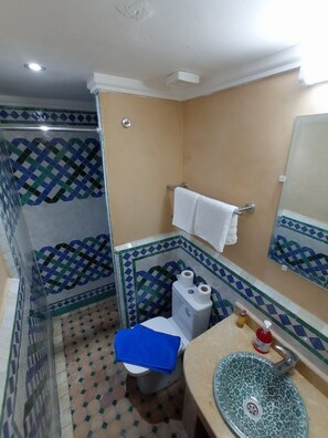Standard Double Room | Bathroom | Rainfall showerhead, designer toiletries, hair dryer, bidet - Dar Lalj (Fes)