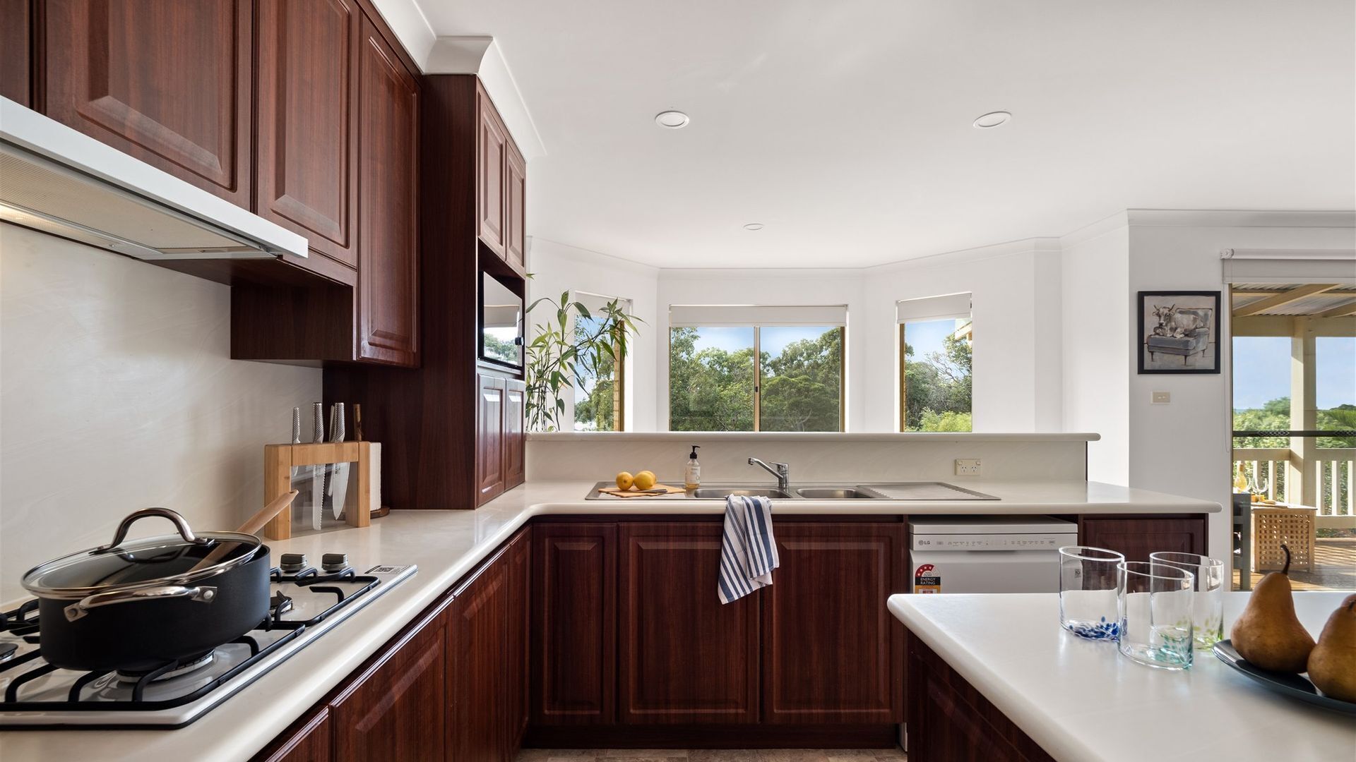 Microondas, horno, lavavajillas y cafetera y tetera 