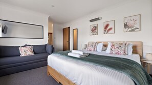 4 bedrooms, iron/ironing board, WiFi, bed sheets - Whale Watch Family & Pet Friendly Augusta Retreat (Augusta)