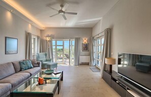 TV, lareira, aparelho de som