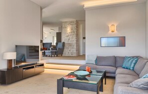 TV, lareira, aparelho de som