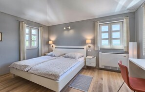 4 habitaciones, tabla de planchar con plancha y cuna de viaje