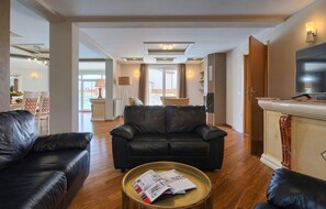 Een televisie, een open haard en een dvd-speler