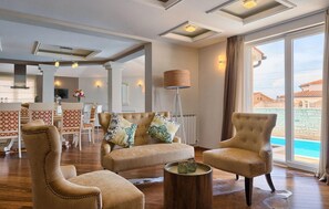 Fernseher, Kamin, DVD-Player