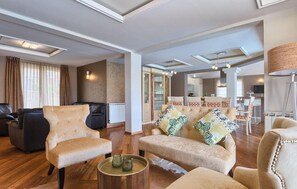 Een televisie, een open haard en een dvd-speler