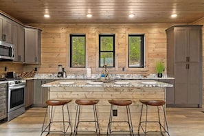 Fridge, microwave, oven, stovetop - Rustic Luxury Cabin with Pool in Walland (Walland)