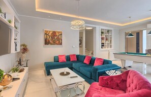 Una televisión, un futbolín