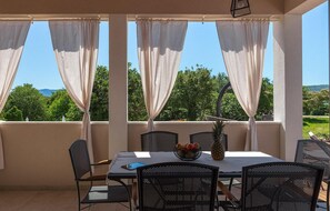 Outdoor dining - Lovely home in Potpican (Potpican)