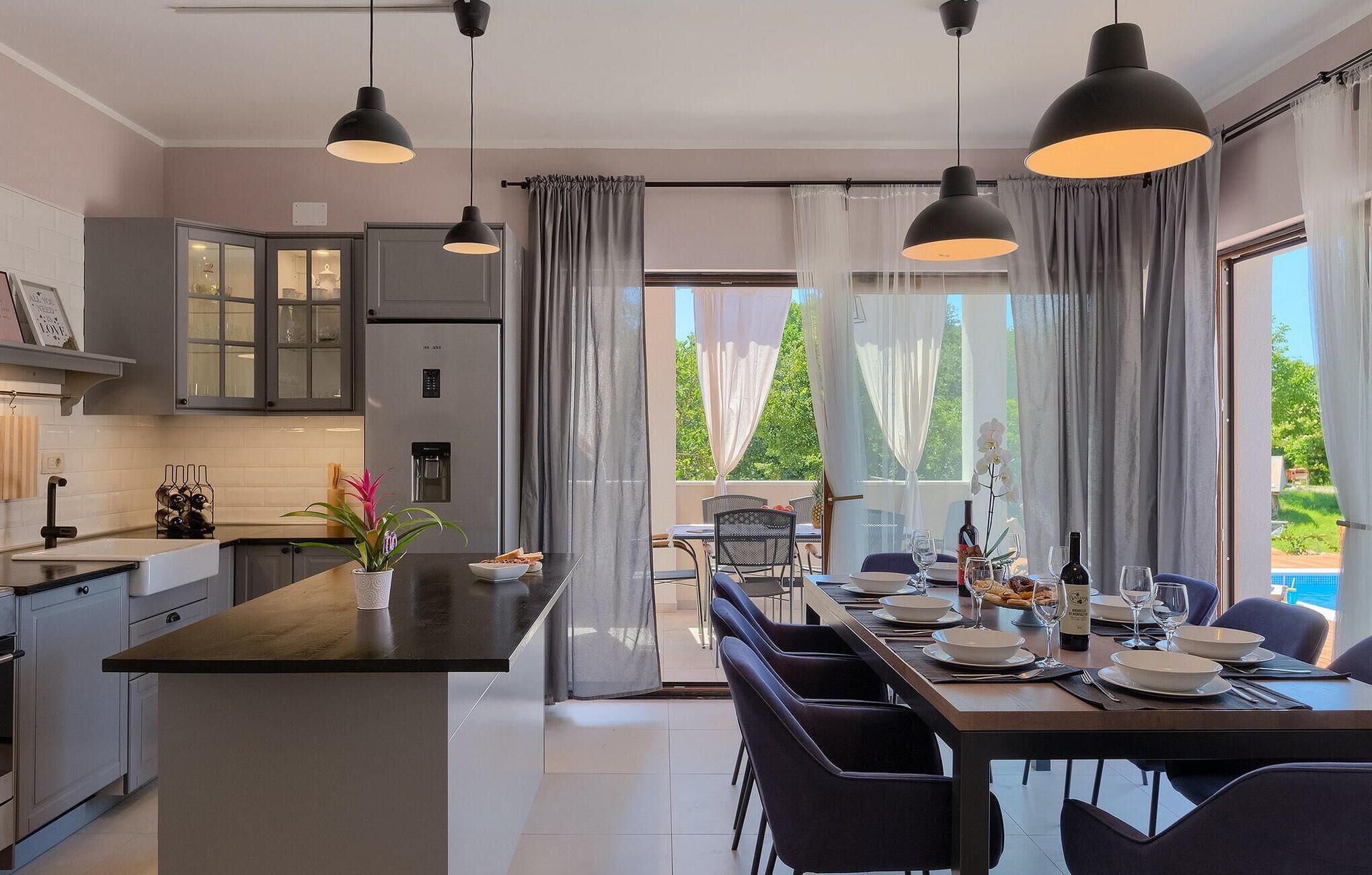 Fridge, oven, stovetop, dishwasher