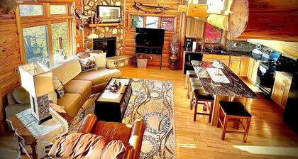 Cozy Cabin on Lake Wisconsin
Skiing, Fishing & Hiking Retreat