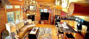 Cozy Cabin on Lake Wisconsin
Skiing, Fishing & Hiking Retreat