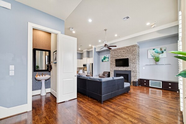 Smart-tv, een open haard en een stereo