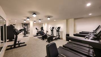 Ett gym med löpband, crosstrainers och styrketräningsutrustning.