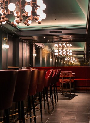 2 bars/lounges