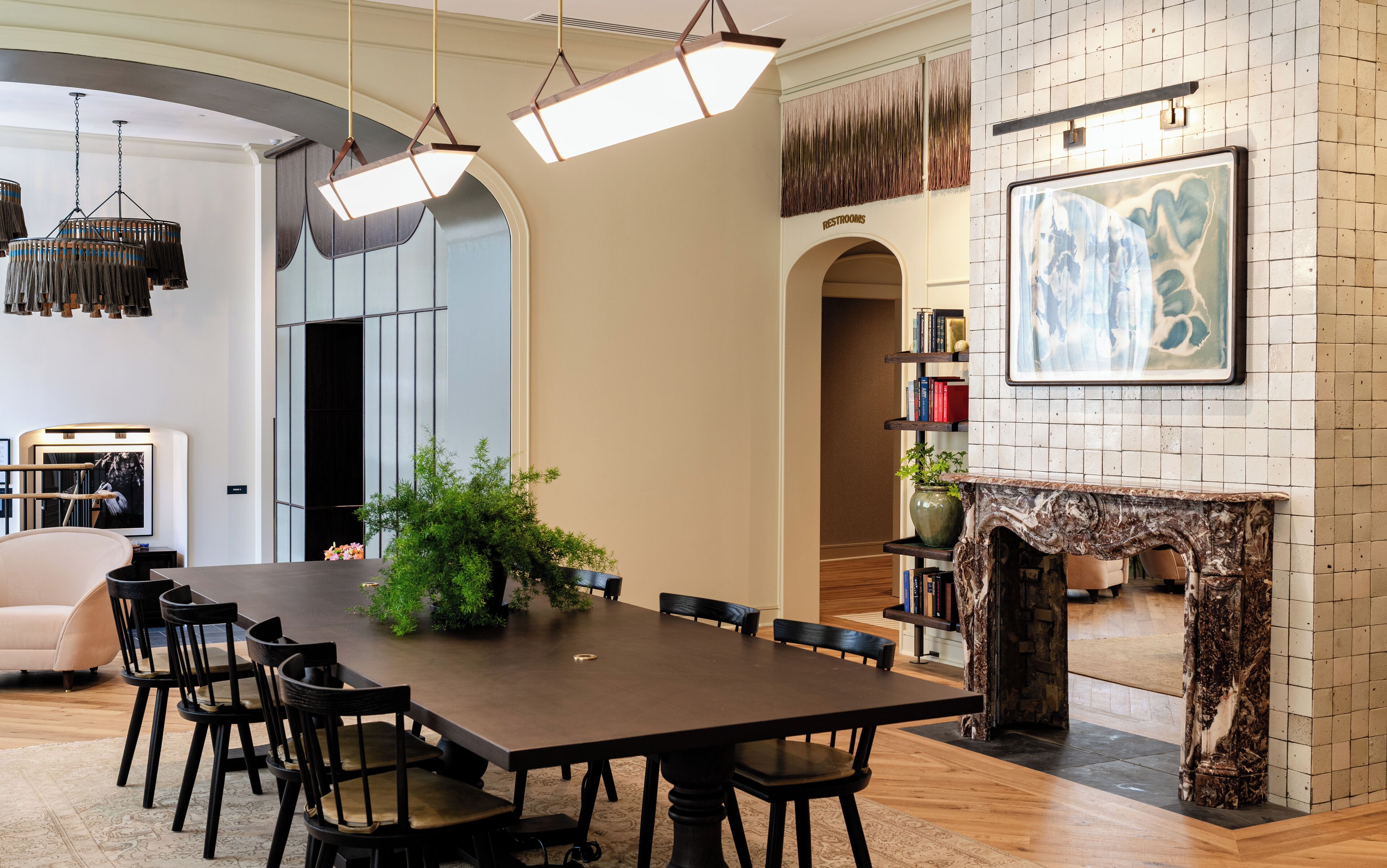 Un comedor moderno con una mesa grande, sillas y una chimenea.