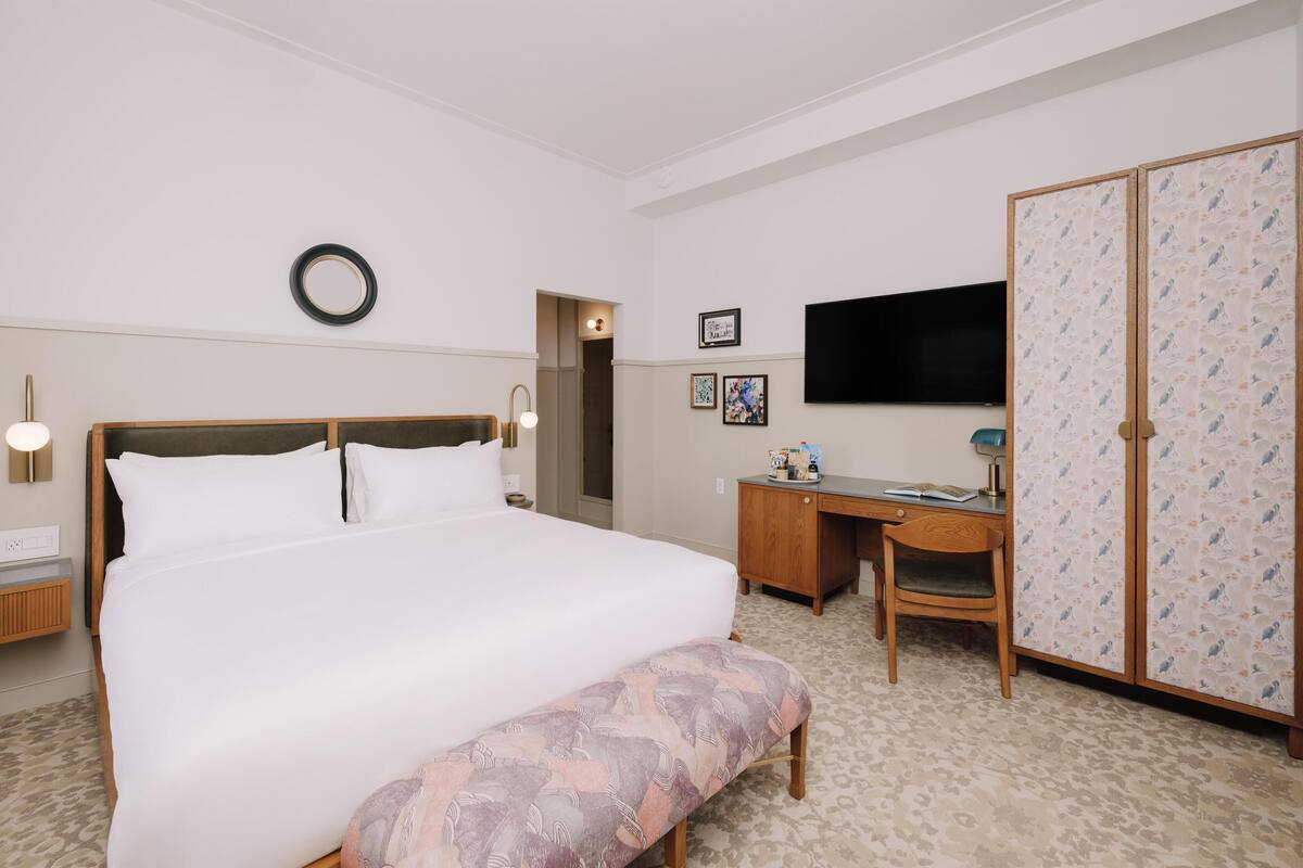 Room, 1 King Bed (Heron) | Frette Italian sheets, premium bedding, minibar, in-room safe