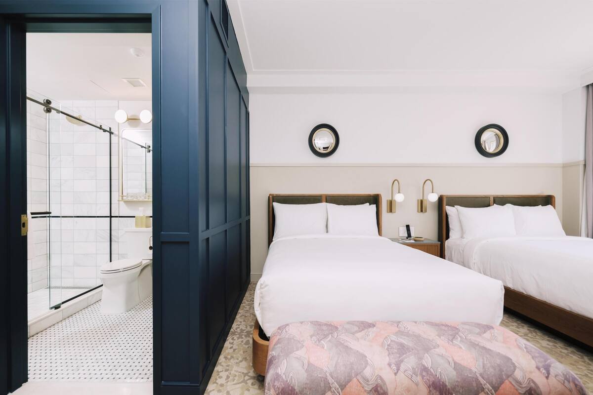 Deluxe Room, 1 Queen Bed | Frette Italian sheets, premium bedding, minibar, in-room safe