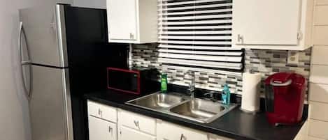 Refrigerador, microondas, horno y utensilios de cocina