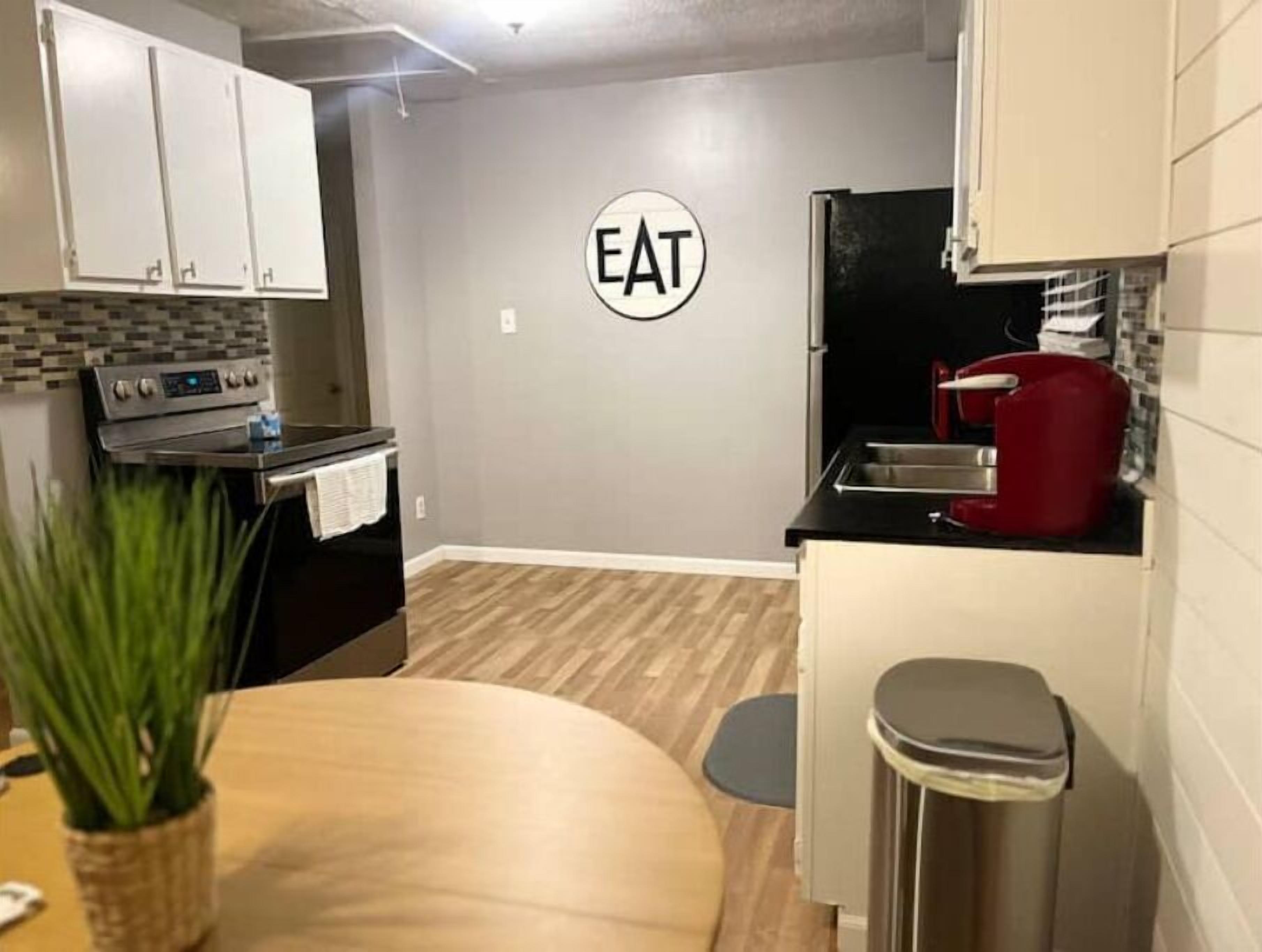 Réfrigérateur, micro-ondes, four