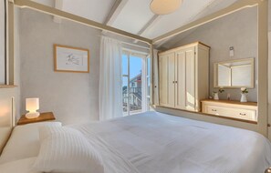 4 habitaciones, tabla de planchar con plancha y cuna de viaje 