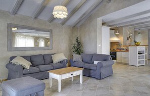 TV, ping pong - Beach front home in Pula with sauna (Pula)