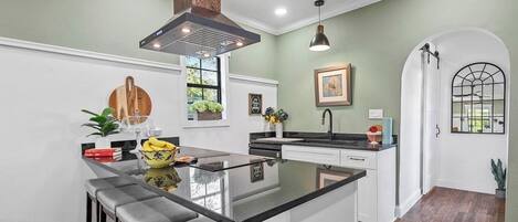 Refrigerador, microondas, horno, placa de cocina