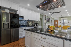 Kylskåp, mikrovågsugn, ugn och spishäll