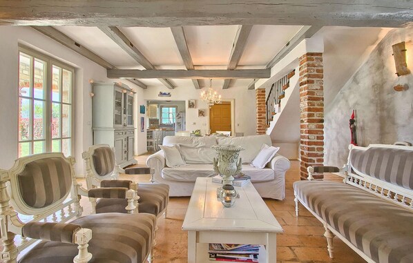 Una televisión, una chimenea, un reproductor de DVD