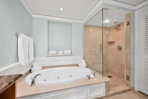 Condo de lujo, 1 habitación, vista al océano | Baño | Secadora de cabello, toallas, jabón, shampoo