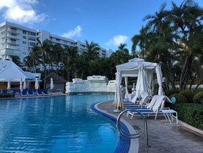 2 piscinas externas, barracas de cortesia, guarda-sóis