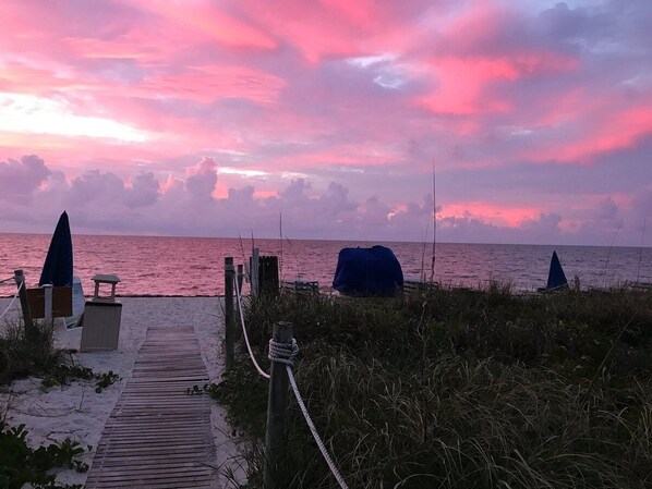 Na praia, areia branca