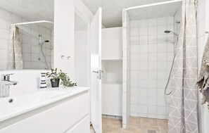Shower - Amazing home in Haderslev with WiFi (Haderslev)
