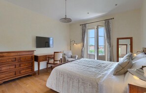 4 bedrooms, iron/ironing board, free WiFi, bed sheets