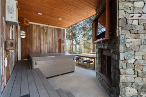 Outdoor dining - Relax. Disconnect. Enjoy. Easy access to everything yet quiet and truly unique.  (Coeur d'Alene)