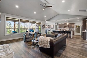 Smart-tv, een open haard, een dvd-speler en boeken