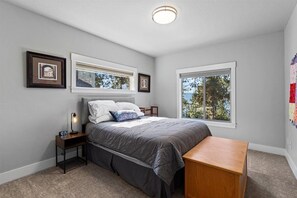 6 bedrooms, in-room safe, desk, iron/ironing board - Relax. Disconnect. Enjoy. Easy access to everything yet quiet and truly unique.  (Coeur d'Alene)