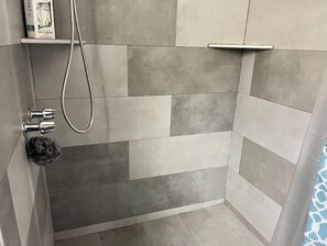 Towels, soap, toilet paper - Nice House with 5 beds. (Tijuana)