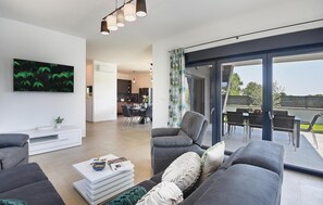 TV, table football, ping pong - Gorgeous home in Pula (Pula)