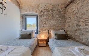 2 bedrooms, travel cot, free WiFi, bed sheets