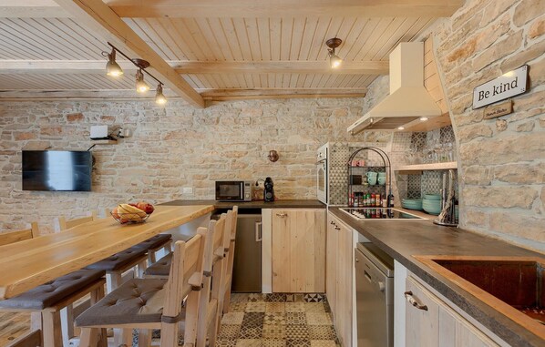 Fridge, oven, stovetop, dishwasher