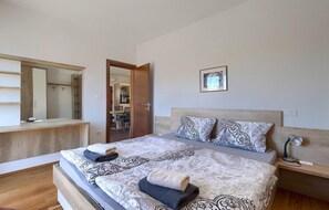 6 chambres, fer et planche à repasser, lit de bébé portatif