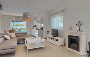 TV, fireplace