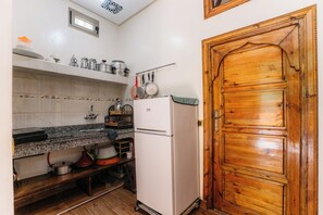 Jääkaappi, liesi, tehosekoitin, keittoastiat/astiat/ruokailuvälineet