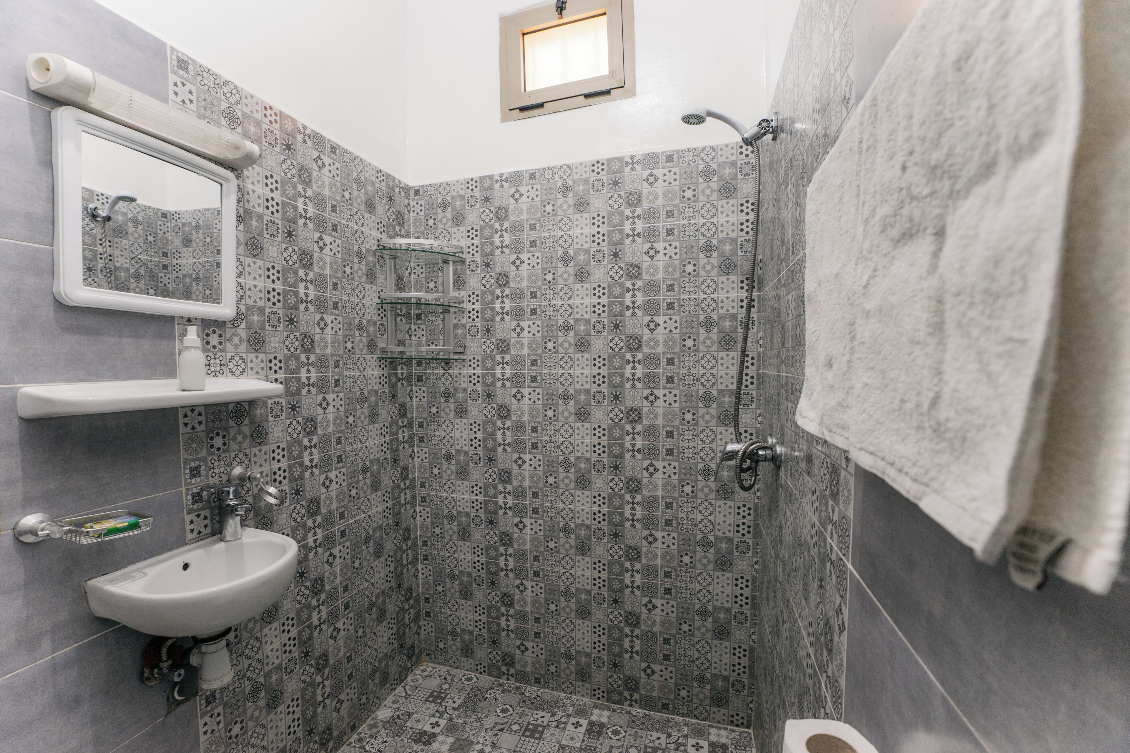 シャワー、タオル、石鹸、シャンプー