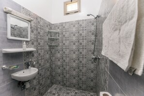 シャワー、タオル、石鹸、シャンプー