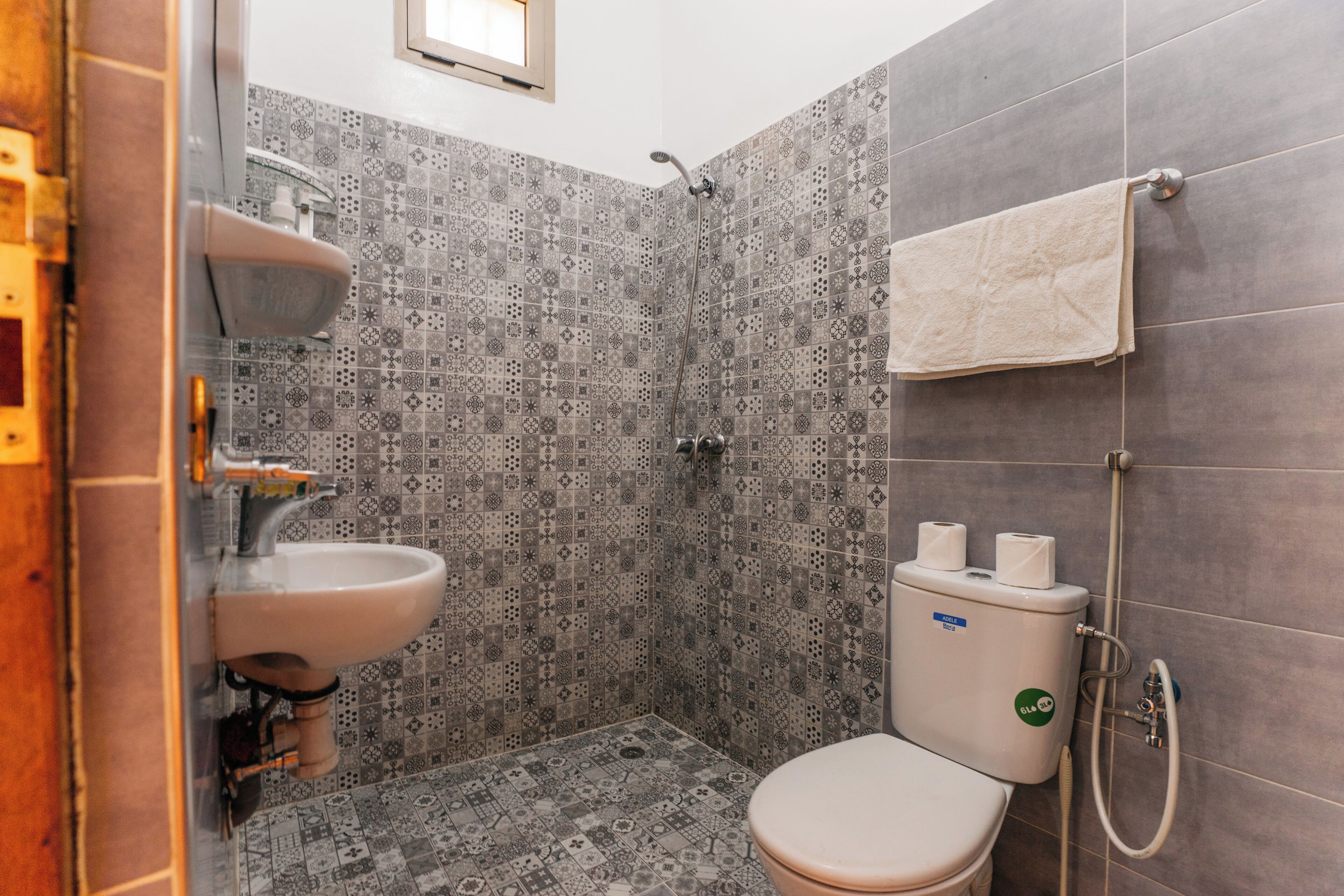 Douche, serviettes fournies, savon, shampoing