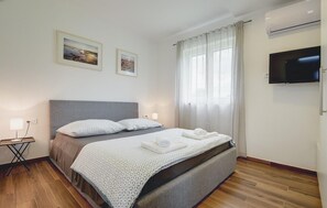 3 dormitoris, planxa i posts de planxar i un bressol de viatge 