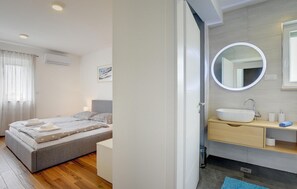 3 bedrooms, iron/ironing board, travel crib, free WiFi