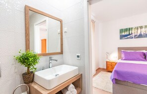6 bedrooms, iron/ironing board, travel cot, free WiFi